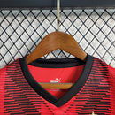 Kit Infantil AC Milan Home 2023/24 - Puma Torcedor - Vermelha/Preta