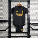 kids-kit-infantii-real-madrid-madri-third-3-terceira-2023-24-adidas-emirates-fly-better-torcedor-preto-preta-dourada-dourado-dorado-dorada-vini-jr-kroos-rodrygo-modric-bellingham-asencio-valverde-alaba-carvajal-lucas-vasquez