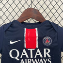 body-infantil-kids-psg-paris-saint-germain-nike-home-titular-1-2024-25-torcedor-branco-branca-azul-vermelha-vermelho-dembele-qatar-airways