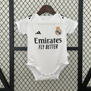 body-infantil-kids-real-madrid-adidas-madri-home-titular-1-2024-25-torcedor-branco-branca-preto-preta-vini-jr-mbappe-emirates-fly-better