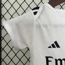 body-infantil-kids-real-madrid-adidas-madri-home-titular-1-2024-25-torcedor-branco-branca-preto-preta-vini-jr-mbappe-emirates-fly-better