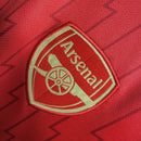 camisa-arsenal-home-titular-1-2023-24-adidas-torcedor-masculina-vermelha-vermelho-branco-branca-dourada-dourado-emirates-fly-better-dorado-dorada