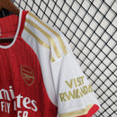 camisa-arsenal-home-titular-1-2023-24-adidas-torcedor-masculina-vermelha-vermelho-branco-branca-dourada-dourado-emirates-fly-better-dorado-dorada