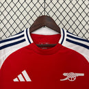 camisa-arsenal-home-titular-1-2024-25-adidas-torcedor-masculina-vermelha-vermelho-branco-branca-azul-emirates-fly-better