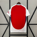 camisa-arsenal-home-titular-1-2024-25-adidas-torcedor-masculina-vermelha-vermelho-branco-branca-azul-emirates-fly-better