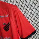 camisa-athletico-paranaense-home-titular-1-2023-24-umbro-torcedor-masculina-preto-preta-vermelha-vermelho