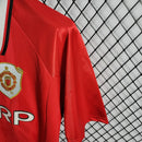 camisa-gola-polo-manchester-united-diabos-vermelhos-home-titular-1-1999-00-umbro-retro-masculina-masculino-sharp-final-champions-league-1999-camp-nou-vermelha-vermelho-branca-branco-giggs-david-beckham