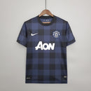 camisa-manchester-united-diabos-vermelhos-home-titular-1-2013-14-nike-retro-masculina-masculino-aon-giggs-azul-preto-preta-fellaini-rooney-juan-mata-nani-robin-van-persie-javier-hernandez-titiarito-evra-valencia-young-kagawa-lingard