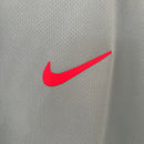 camisa-masculina-atletico-madrid-madri-2024-25-nike-away-reserva-2-torcedor-cinza-vermelha-vermelho-riyadh-air-grizmann