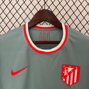 camisa-masculina-atletico-madrid-madri-2024-25-nike-away-reserva-2-torcedor-cinza-vermelha-vermelho-riyadh-air-grizmann