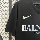 camisa-masculina-barcelona-barca-2023-24-nike-torcedor-preto-preta-prata-refletivel-balmain-paris-unicef-fcb-messi-neymar-suarez