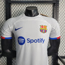 camisa-masculina-barcelona-barca-away-reserva-2-2023-24-nike-jogador-branca-branco-azul-vermelha-vermelho-spotify-unicef-fcb-messi-neymar-suarez