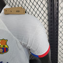 camisa-masculina-barcelona-barca-away-reserva-2-2023-24-nike-jogador-branca-branco-azul-vermelha-vermelho-spotify-unicef-fcb-messi-neymar-suarez