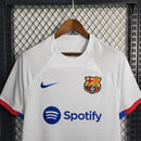 camisa-masculina-barcelona-barca-away-reserva-2-2023-24-nike-torcedor-branca-branco-azul-vermelha-vermelho-spotify-unicef-fcb-messi-neymar-suarez