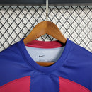 camisa-masculina-barcelona-barca-home-titular-1-2023-24-nike-torcedor-azul-vermelho-vermelha-spotify-fcb-messi-suarez-neymar