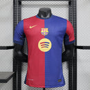 camisa-masculina-barcelona-barca-home-titular-1-2024-25-nike-jogador-vermelho-vermelha-azul-spotify-unicef-fcb-messi-neymar-suarez
