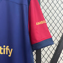 camisa-masculina-barcelona-barca-home-titular-1-2024-25-nike-torcedor-azul-vermelho-vermelha-spotify-fcb-messi-suarez-neymar