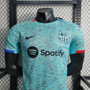 camisa-masculina-barcelona-barca-third-terceira-3-2023-24-nike-jogador-azul-vermelha-vermelho-verde-preto-preta-fcb-spotify-messi-neymar