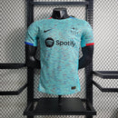 camisa-masculina-barcelona-barca-third-terceira-3-2023-24-nike-jogador-azul-vermelha-vermelho-verde-preto-preta-fcb-spotify-messi-neymar