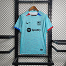 camisa-masculina-barcelona-barca-third-terceira-3-2023-24-nike-torcedor-azul-vermelha-vermelho-verde-preto-preta-fcb-spotify-messi-neymar