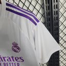 camisa-masculina-real-madrid-madri-goleiro-2023-24-adidas-torcedor-branco-branca-roxo-roxa-ronaldo-courtois-cr7-emirates-fly-better