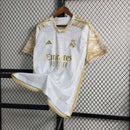 camisa-real-madrid-edicao-especial-2023-24-adidas-emirates-fly-better-torcedor-masculina-masculino-branca-branco-dourado-dourada-dorado-dorada-vini-jr-mbappe-rodrygo-modric-bellingham-endrick-valverde-camavinga-carvajal-lucas-vasquez