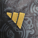 camisa-real-madrid-edicao-especial-2023-24-adidas-emirates-fly-better-torcedor-masculina-masculino-preto-preta-dourado-dourada-dorado-dorada-vini-jr-mbappe-rodrygo-modric-bellingham-endrick-valverde-camavinga-carvajal-lucas-vasquez