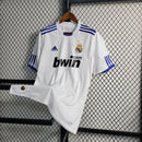 camisa-real-madrid-madri-home-titular-1-2010-11-adidas-com-bwin-retro-vintage-masculina-masculino-branca-branco-azul-cr7-cristiano-ronaldo-benzema-higuain-kaka-di-maria-xabi-alonso-ozil-sergio-ramos-marcelo-khedira