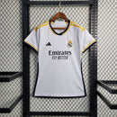 camisa-real-madrid-madri-home-titular-1-2023-24-adidas-emirates-fly-better-torcedor-feminina-branca-branco-azul-cr7-vini-jr-kroos