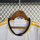 camisa-real-madrid-madri-home-titular-1-2023-24-adidas-emirates-fly-better-torcedor-feminina-branca-branco-azul-cr7-vini-jr-kroos