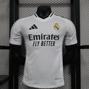 camisa-real-madrid-madri-home-titular-1-2024-25-adidas-jogador-emirates-fly-better-branca-branco-preto-preta-ronaldo-cr7-vini-jr-mbappe