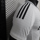 camisa-real-madrid-madri-home-titular-1-2024-25-adidas-jogador-emirates-fly-better-branca-branco-preto-preta-ronaldo-cr7-vini-jr-mbappe