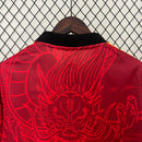 camisa-real-madrid-madrid-edicao-especial-dragao-2024-25-adidas-emirates-fly-better-torcedor-masculina-masculino-preto-preta-vini-jr-mbappe-dourado-dourada-dorado-dorada-vermelho-vermelha-rodrygo-modric-bellingham-endrick-valverde-carvajal