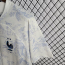 camisa-selecao-franca-away-2-reserva-2022-23-nike-torcedor-masculina-masculino-branco-branca-azul-mbappe-varane-camavinga-rabiot-tchouameni-dembele-giroud-kounde-benzema