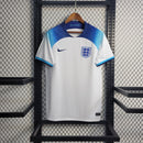 camisa-selecao-inglaterra-home-1-titular-2022-23-nike-torcedor-masculina-masculino-branca-branco-azul-bellingham-saka-hary-kane