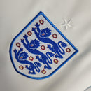 camisa-selecao-inglaterra-home-1-titular-2022-23-nike-torcedor-masculina-masculino-branca-branco-azul-bellingham-saka-hary-kane