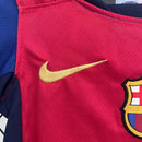 conjunto-kit-infaltil-kids-barcelona-barca-home-titular-1-2024-25-nike-torcedor-vermelha-vermelho-azul-fcb-spotify-messi-neymar