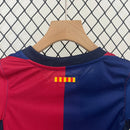 conjunto-kit-infaltil-kids-barcelona-barca-home-titular-1-2024-25-nike-torcedor-vermelha-vermelho-azul-fcb-spotify-messi-neymar