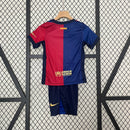 conjunto-kit-infaltil-kids-barcelona-barca-home-titular-1-2024-25-nike-torcedor-vermelha-vermelho-azul-fcb-spotify-messi-neymar