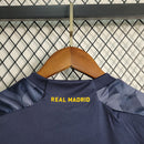 conjunto-kit-infaltil-kids-real-madrid-madri-away-reserva-2-2023-24-adidas-torcedor-azul-fcb-emirates-fly-better-ronaldo-cr7-vini-jr