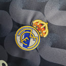 conjunto-kit-infaltil-kids-real-madrid-madri-away-reserva-2-2023-24-adidas-torcedor-azul-fcb-emirates-fly-better-ronaldo-cr7-vini-jr