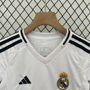 conjunto-kit-infaltil-kids-real-madrid-madri-home-titular-1-2024-25-adidas-torcedor-branco-branca-preto-preta-emirates-fly-better-ronaldo-cr7-vini-jr-mbappe