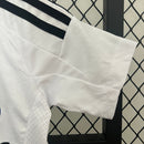 conjunto-kit-infaltil-kids-real-madrid-madri-home-titular-1-2024-25-adidas-torcedor-branco-branca-preto-preta-emirates-fly-better-ronaldo-cr7-vini-jr-mbappe