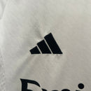 conjunto-kit-infaltil-kids-real-madrid-madri-home-titular-1-2024-25-adidas-torcedor-branco-branca-preto-preta-emirates-fly-better-ronaldo-cr7-vini-jr-mbappe