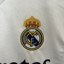 conjunto-kit-infaltil-kids-real-madrid-madri-home-titular-1-2024-25-adidas-torcedor-branco-branca-preto-preta-emirates-fly-better-ronaldo-cr7-vini-jr-mbappe