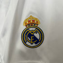 conjunto-kit-infaltil-kids-real-madrid-madri-home-titular-1-2024-25-adidas-torcedor-branco-branca-preto-preta-emirates-fly-better-ronaldo-cr7-vini-jr-mbappe