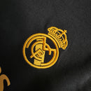 kids-kit-infantii-real-madrid-madri-third-3-terceira-2023-24-adidas-emirates-fly-better-torcedor-preto-preta-dourada-dourado-dorado-dorada-vini-jr-kroos-rodrygo-modric-bellingham-asencio-valverde-alaba-carvajal-lucas-vasquez