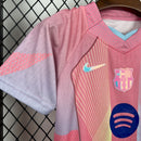 Conjunto Kit Infantil Barcelona Edição Especial 2025/26 - Nike Torcedor - Rosa/Azul