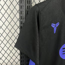 Camisa Pronta Entrega Barcelona Edição Kobe Bryant 2025/26 - Torcedor Masculina - Preta/Roxa