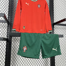 Conjunto Kit Infantil Manga Longa Seleção Portugal Home 2025/26 - Puma Torcedor - Vermelha/Verde